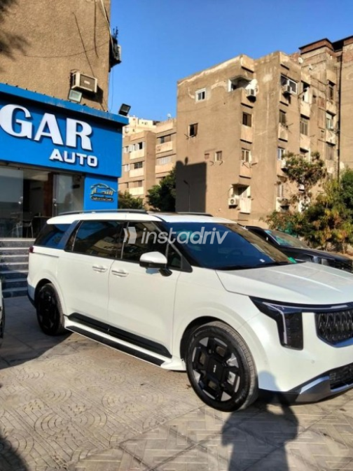 كيا كارنفال 2025 أبيض أوتوماتيك مستعملة للبيع في القاهرة - 2