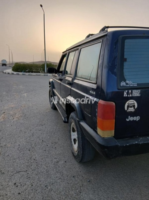 جيب شيروكي 1998 أزرق غامق يدوي مستعملة للبيع في البحر الأحمر - 2