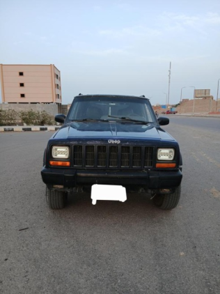 جيب شيروكي 1998 أزرق غامق يدوي مستعملة للبيع في البحر الأحمر