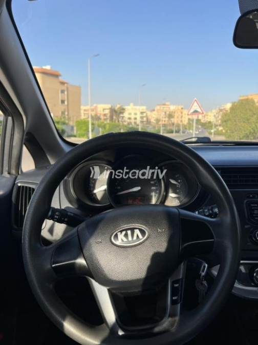 كيا ريو 2014 رمادي غامق أوتوماتيك مستعملة للبيع في القاهرة - 3