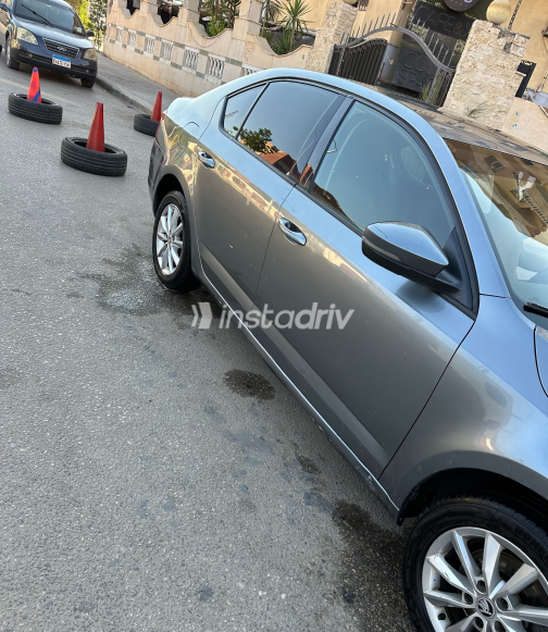 سكودا اوكتافيا 2014 رمادي غامق أوتوماتيك مستعملة للبيع في الجيزة - 5