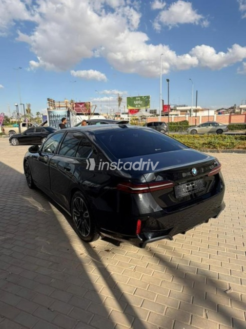 بي ام دبليو 520 2024 أسود أوتوماتيك مستعملة للبيع في مدينة الشيخ زايد - 3