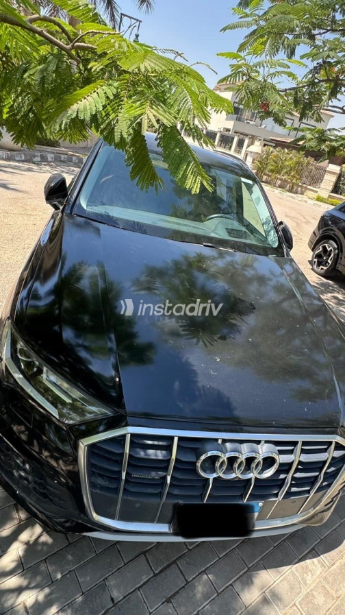 اودي Q7 2023 أسود أوتوماتيك مستعملة للبيع في الجيزة - 2