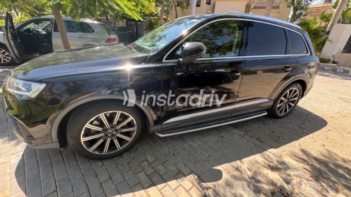 اودي Q7 2023 أسود أوتوماتيك مستعملة للبيع في الجيزة - 4