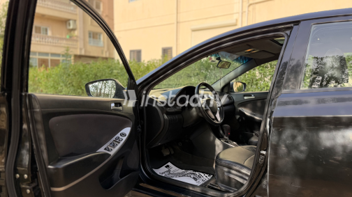 هيونداي اكسنت RB 2015 أسود أوتوماتيك مستعملة للبيع في القاهرة - 4