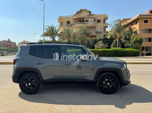 جيب رينيجيد 2022 رمادي أوتوماتيك مستعملة للبيع في الجيزة - 3
