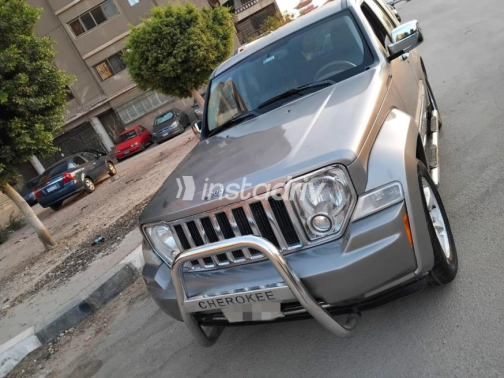 Jeep Cherokee 2010 Silver Automatic Used for Sale in Cairo - 2
