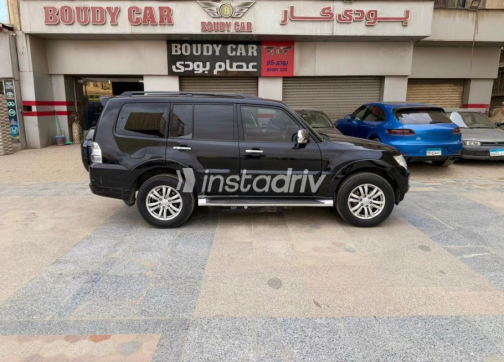 Mitsubishi Pajero 2017 Black Automatic Used for Sale in Cairo - 3