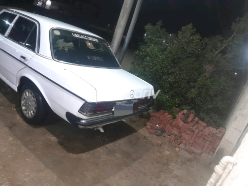 Mercedes E 200 1978 White Manual Used for Sale in Giza - 1