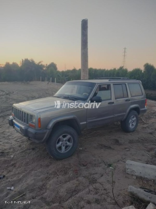 جيب شيروكي 2000 فضي أوتوماتيك مستعملة للبيع في دمياط - 2