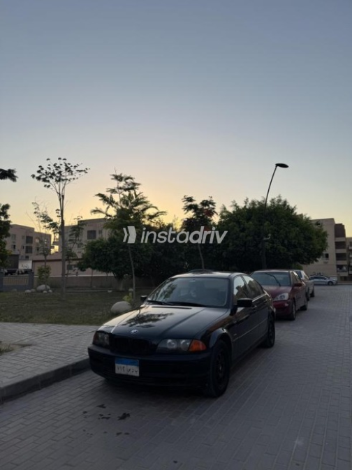 بي ام دبليو 318 2001 أسود أوتوماتيك مستعملة للبيع في مدينة الشيخ زايد - 1