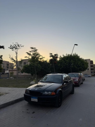 بي ام دبليو 318 2001 أسود أوتوماتيك مستعملة للبيع في مدينة الشيخ زايد