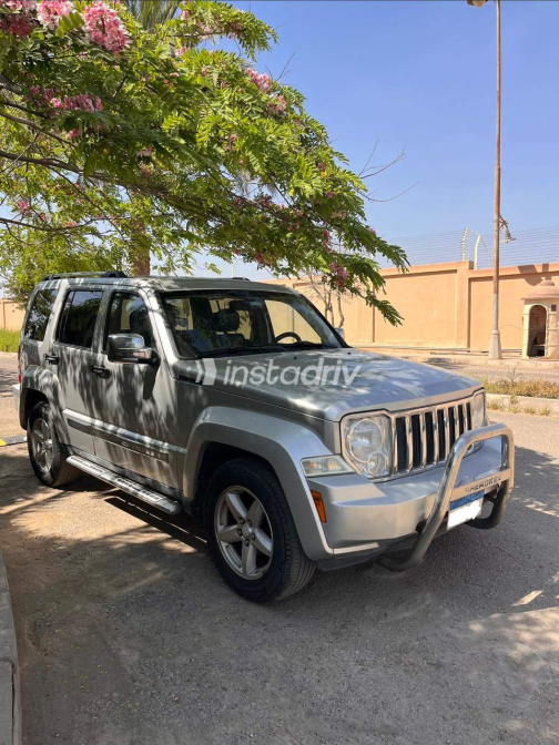 Jeep Cherokee 2011 Silver Automatic Used for Sale in Giza - 3