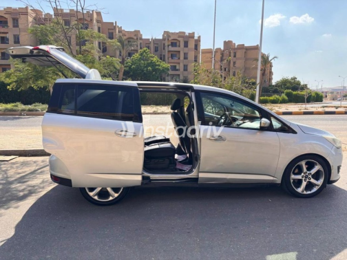 Ford C-Max 2017 Silver Automatic Used for Sale in Sheikh Zayed City - 4