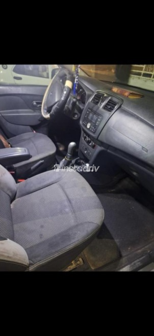 Renault Logan 2015 Black Manual Used for Sale in Kafr el-Dawwar - 1