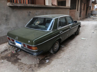 Mercedes 200 1983 Dark Green Manual Used for Sale in Mansoura