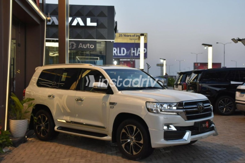 Toyota Land Cruiser 2021 White Automatic Used for Sale in Sheikh Zayed City - 3