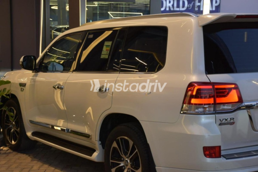 Toyota Land Cruiser 2021 White Automatic Used for Sale in Sheikh Zayed City - 6