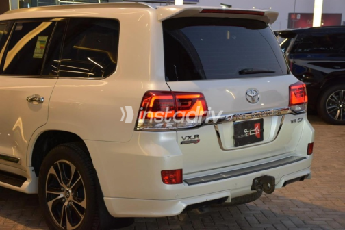 Toyota Land Cruiser 2021 White Automatic Used for Sale in Sheikh Zayed City - 9