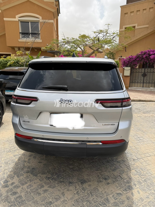 Jeep Grand Cherokee 2025 Silver Automatic Used for Sale in Cairo - 2