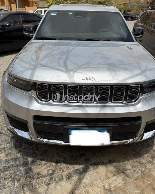 Jeep Grand Cherokee 2025 Silver Automatic Used for Sale in Cairo - 3