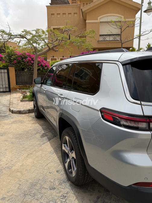 Jeep Grand Cherokee 2025 Silver Automatic Used for Sale in Cairo - 4