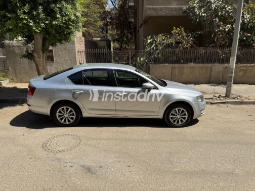 سكودا اوكتافيا A7 2015 فضي أوتوماتيك مستعملة للبيع في القاهرة - 3