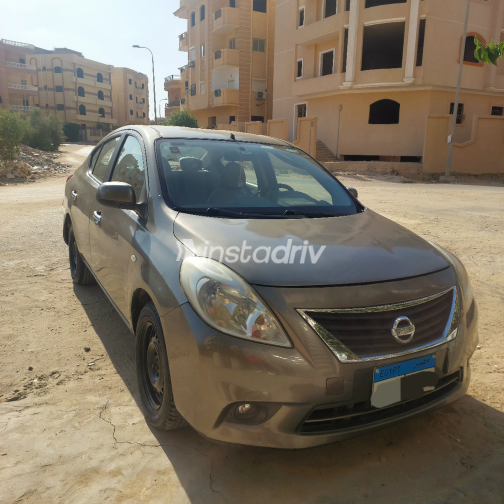نيسان صنى 2014 شامبين أوتوماتيك مستعملة للبيع في الجيزة - 1