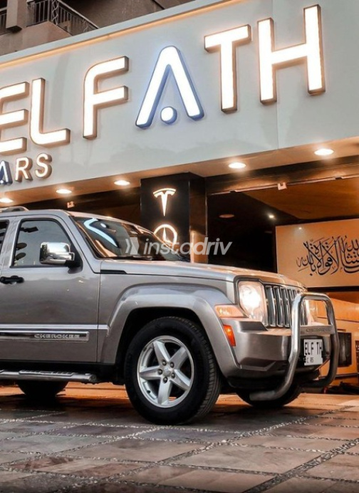 Jeep Cherokee 2013 Gold Automatic Used for Sale in Heliopolis - 2