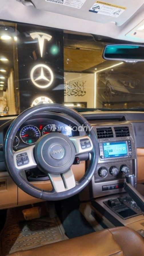 Jeep Cherokee 2013 Gold Automatic Used for Sale in Heliopolis - 9