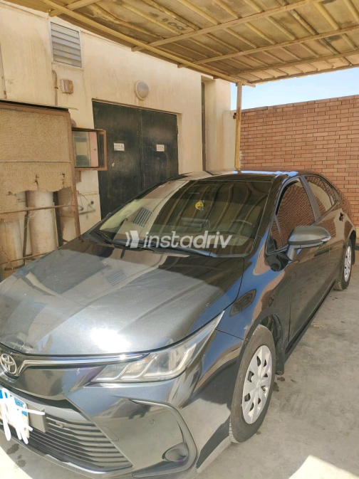 تويوتا كورولا 2023 أسود أوتوماتيك مستعملة للبيع في القاهرة - 2