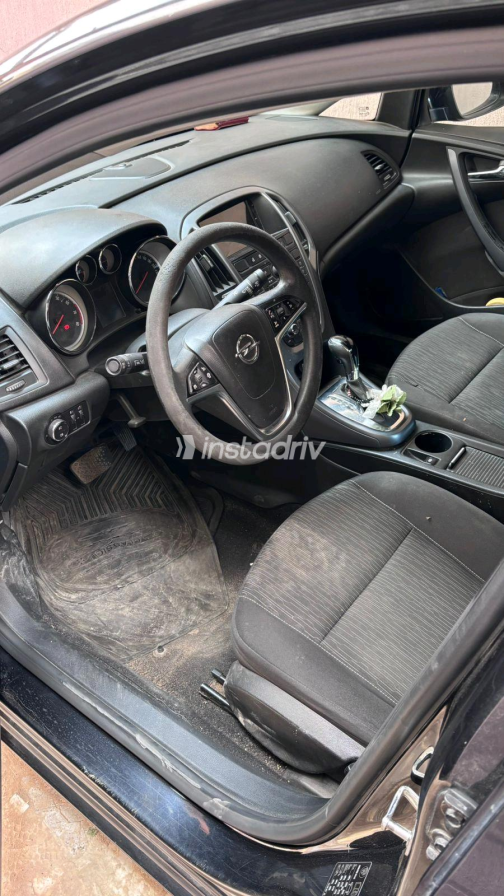 Opel Astra 2016 Black Automatic Used for Sale in Cairo - 7