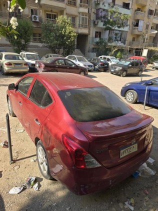 نيسان صنى 2014 أحمر غامق أوتوماتيك مستعملة للبيع في المقطم