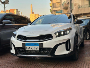 كيا اكسيد 2025 أبيض أوتوماتيك مستعملة للبيع في الفيوم