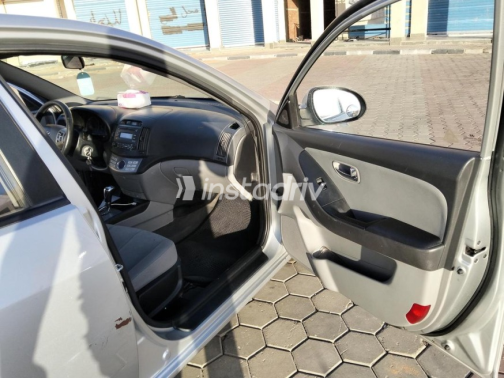 Hyundai Avante 2010 Silver Automatic Used for Sale in Hurghada - 4