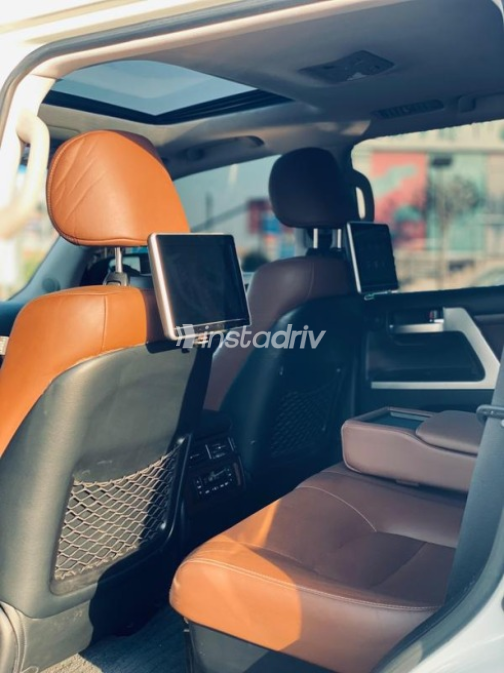 Toyota Land Cruiser 2021 White Automatic Used for Sale in Sheikh Zayed City - 8