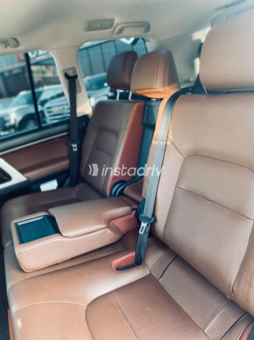 Toyota Land Cruiser 2021 White Automatic Used for Sale in Sheikh Zayed City - 10