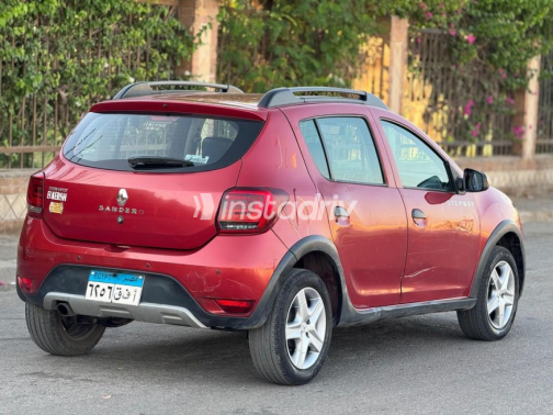 Renault Sandero Step Way 2018 Dark Red Automatic Used for Sale in Heliopolis - 2