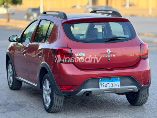Renault Sandero Step Way 2018 Dark Red Automatic Used for Sale in Heliopolis - 3