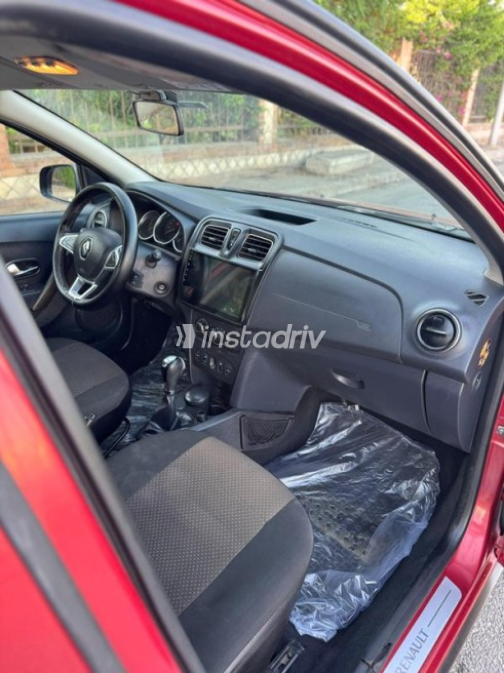 Renault Sandero Step Way 2018 Dark Red Automatic Used for Sale in Heliopolis - 7