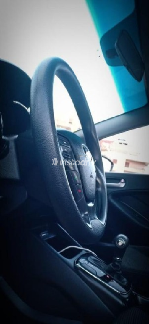 كيا سيراتو 2018 أسود أوتوماتيك مستعملة للبيع في مدينة الشيخ زايد - 3