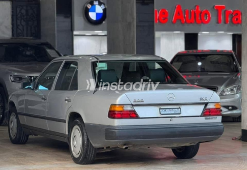 Mercedes E 200 1985 Silver Automatic Used for Sale in Greater Cairo ( Cairo + Giza) - 6