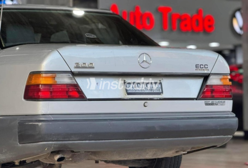 Mercedes E 200 1985 Silver Automatic Used for Sale in Greater Cairo ( Cairo + Giza) - 8