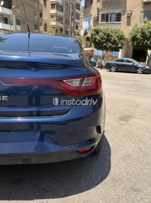 رينو ميجان 2018 أزرق غامق أوتوماتيك مستعملة للبيع في مصر الجديدة - 3