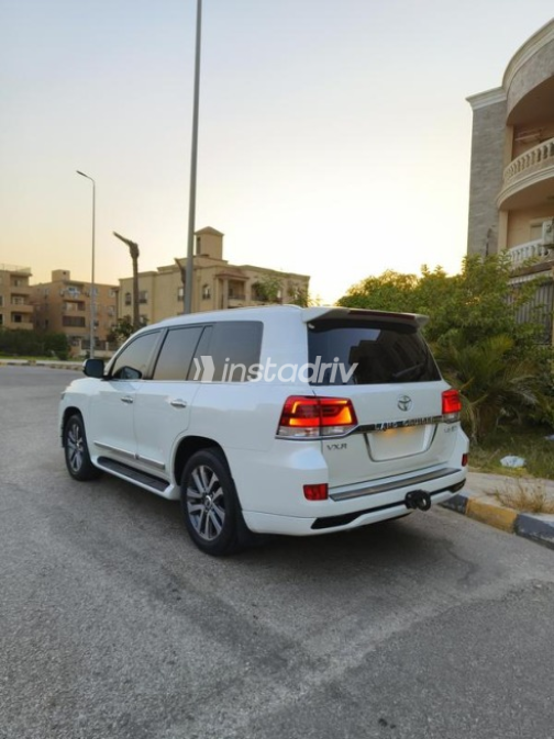 Toyota Land Cruiser 2017 White Automatic Used for Sale in Sheikh Zayed City - 2