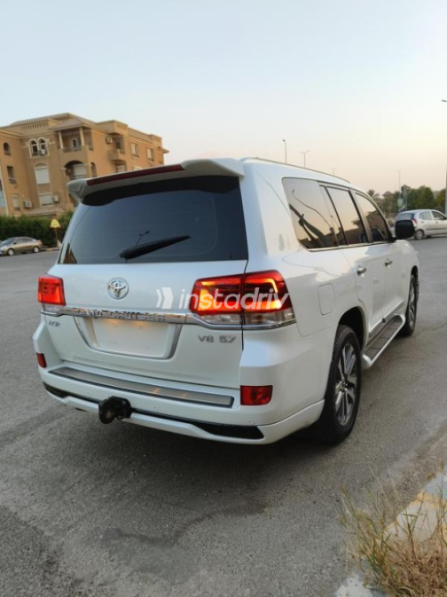 Toyota Land Cruiser 2017 White Automatic Used for Sale in Sheikh Zayed City - 4