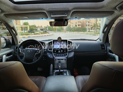 Toyota Land Cruiser 2017 White Automatic Used for Sale in Sheikh Zayed City - 5