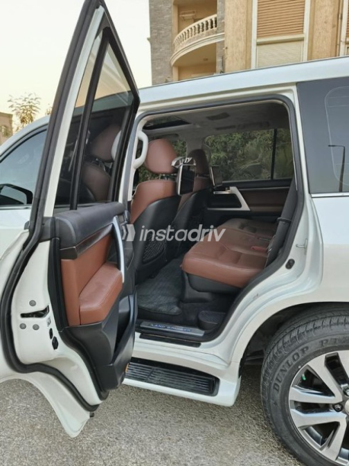 Toyota Land Cruiser 2017 White Automatic Used for Sale in Sheikh Zayed City - 7