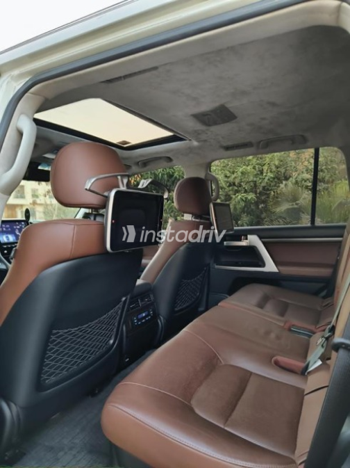 Toyota Land Cruiser 2017 White Automatic Used for Sale in Sheikh Zayed City - 8