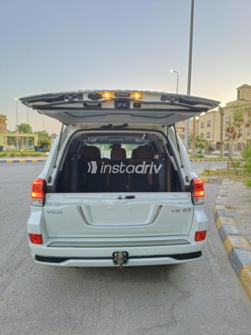 Toyota Land Cruiser 2017 White Automatic Used for Sale in Sheikh Zayed City - 10